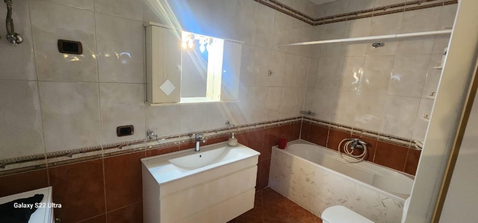 Tirane, shitet apartament 2+1+Ballkon Kati 4, 125 m² 385.000 € (Ish Bllok)