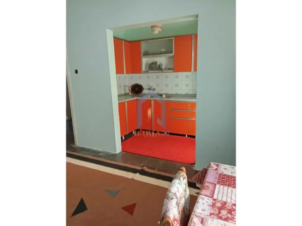 Tirane, jap me qera apartament 2+1+Ballkon Kati 4, 85 m² 450 € (Kinostudio Xhamia Xhura)