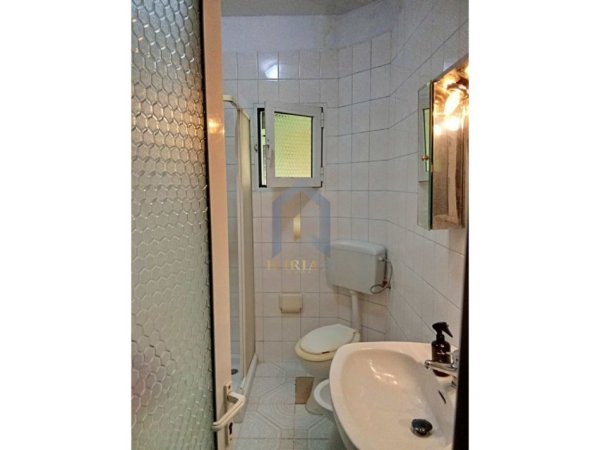 Tirane, jap me qera apartament 2+1+Ballkon Kati 4, 85 m² 450 € (Kinostudio Xhamia Xhura)