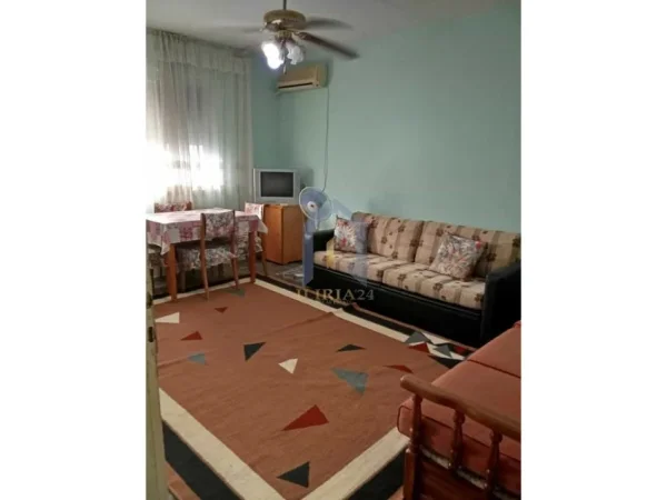 Tirane, jap me qera apartament 2+1+Ballkon Kati 4, 85 m² 450 € (Kinostudio Xhamia Xhura)