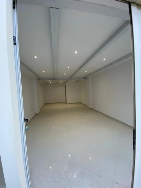 Tirane, jap me qera ambjent biznesi Kati 0, 50 m² 500 € (jordan misja)