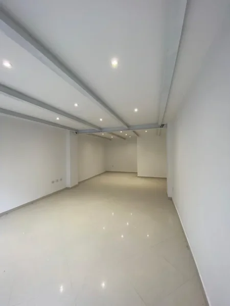 Tirane, jap me qera ambjent biznesi Kati 0, 50 m² 500 € (jordan misja)