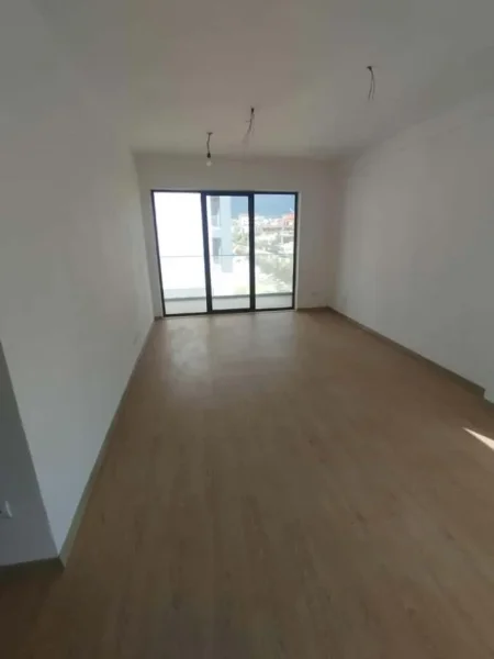 Tirane, jepet me qera apartament 3+1+Ballkon Kati 3, 135 m² 450 € (5 maji)