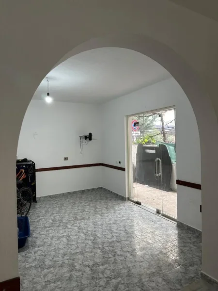 Tirane, jepet me qera ambjent biznesi Kati 0, 65 m² 450 € (Astir)