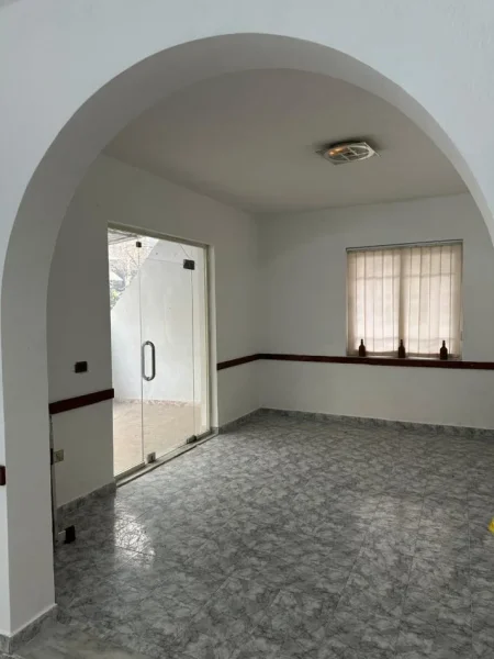 Tirane, jepet me qera ambjent biznesi Kati 0, 65 m² 450 € (Astir)