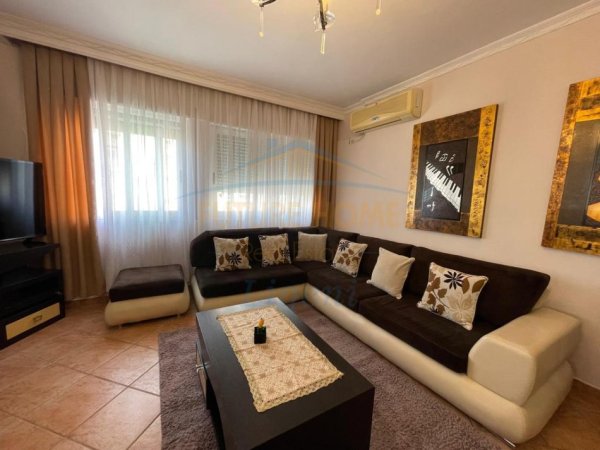 Tirane, jepet me qera apartament 3+1+Ballkon Kati 5, 100 m² 840 € (KOMUNA E PARISIT)