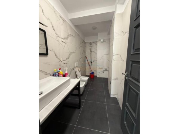 Tirane, jap me qera apartament 2+1+Ballkon Kati 8, 112 m² 850 € (KOMUNA E PARISIT)