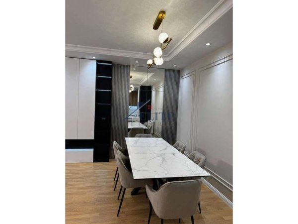 Tirane, jepet me qera apartament 3+1+Ballkon Kati 5, 133 m² 1.300 € (Don Bosko)