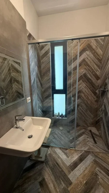 Tirane, jepet me qera 3+1 Kati 5, 120 m² 1.200 € (Square 21)