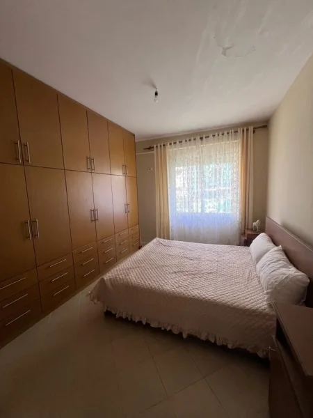 Tirane, jepet me qera apartament 2+1 Kati 2, 700 € (Mbikalimi i Komunes)