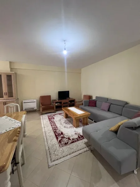 Tirane, jepet me qera apartament 2+1 Kati 2, 700 € (Mbikalimi i Komunes)