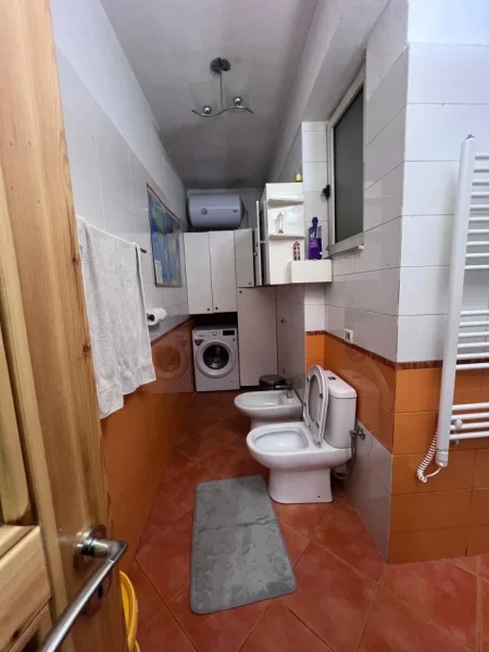 Tirane, jepet me qera apartament 2+1 Kati 2, 700 € (Mbikalimi i Komunes)