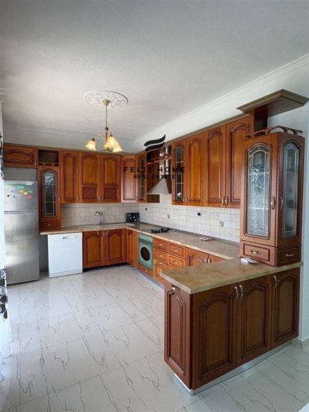 Tirane, jepet me qera apartament 2+1 Kati 2, 130 m² 600 € (SAUK)