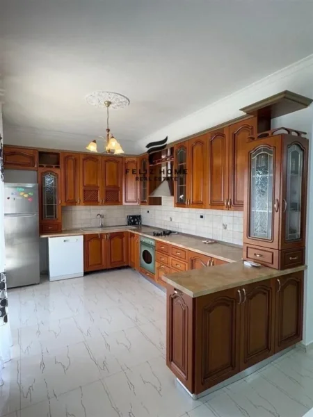 Tirane, jepet me qera apartament 2+1 Kati 2, 130 m² 600 € (SAUK)