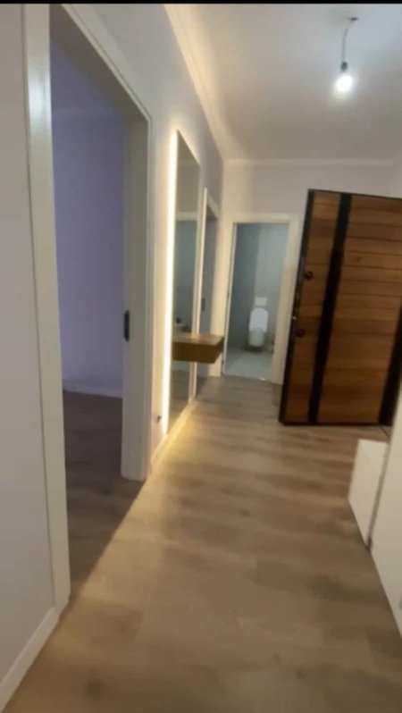 Tirane, jepet me qera zyre Kati 4, 90 m² 550 € (bulevaridi i ri)