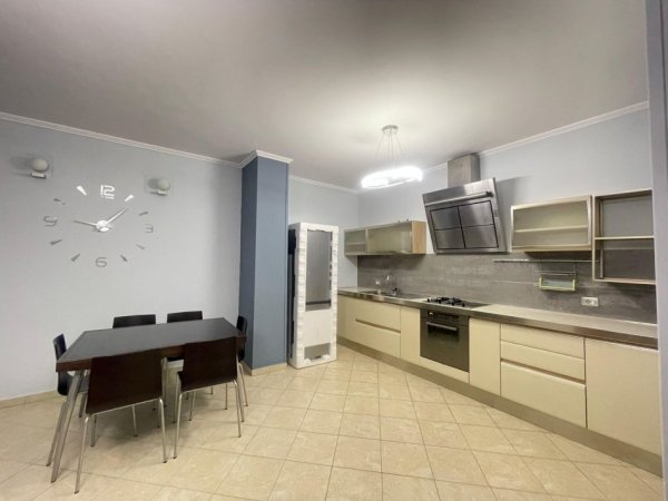 Tirane, jepet me qera apartament 2+1 Kati 3, 100 m² 600 € (Tek Harry Fultz.)