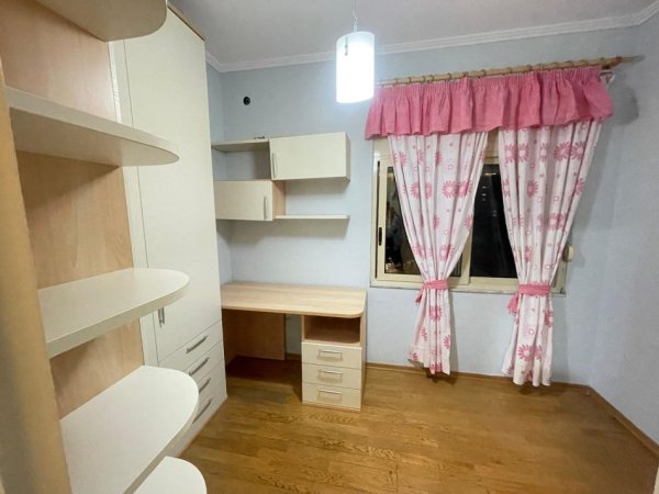 Tirane, jepet me qera apartament 2+1 Kati 3, 100 m² 600 € (Tek Harry Fultz.)