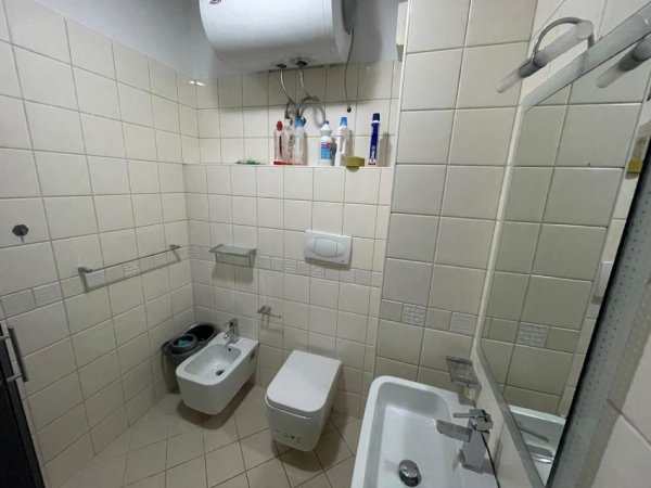 Tirane, jepet me qera apartament 2+1 Kati 3, 100 m² 600 € (Tek Harry Fultz.)