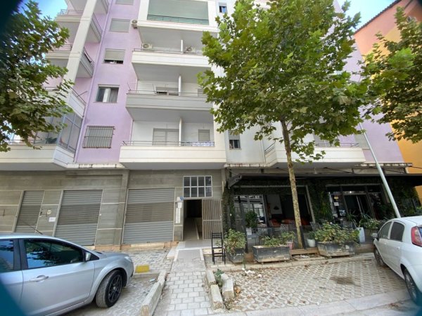 Jepet me qera 1+1 me ballkon te madhe ne katin e 10 ke ish kombinati i peshkut