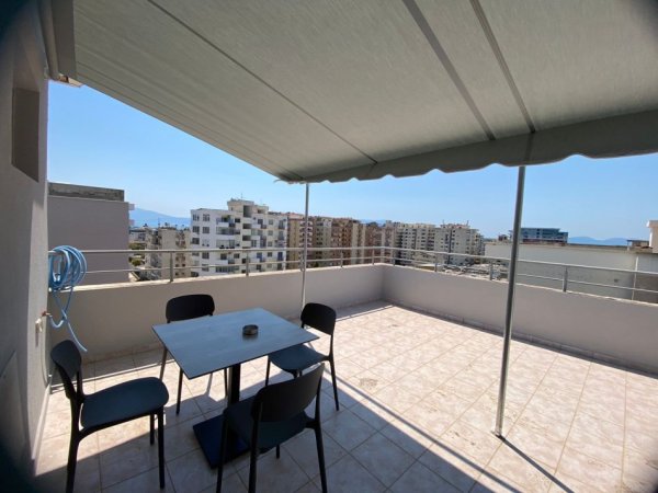 Jepet me qera 1+1 me ballkon te madhe ne katin e 10 ke ish kombinati i peshkut