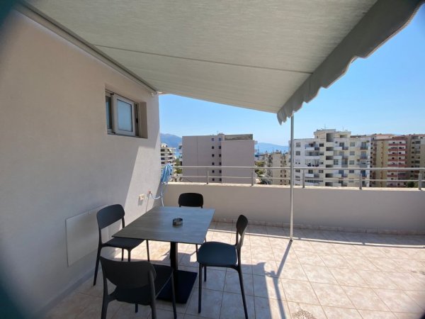 Jepet me qera 1+1 me ballkon te madhe ne katin e 10 ke ish kombinati i peshkut