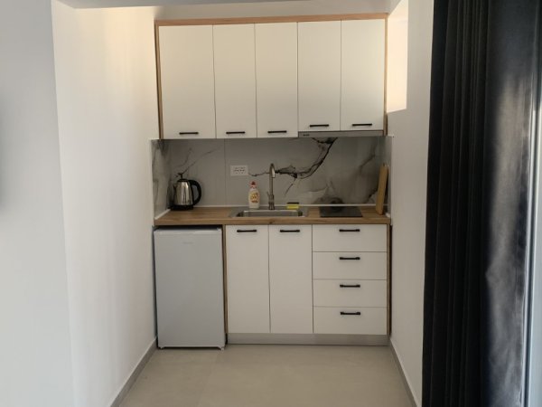 Jepet me qera 1+1 me ballkon te madhe ne katin e 10 ke ish kombinati i peshkut