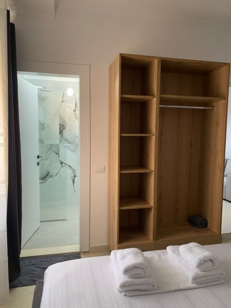 Jepet me qera 1+1 me ballkon te madhe ne katin e 10 ke ish kombinati i peshkut