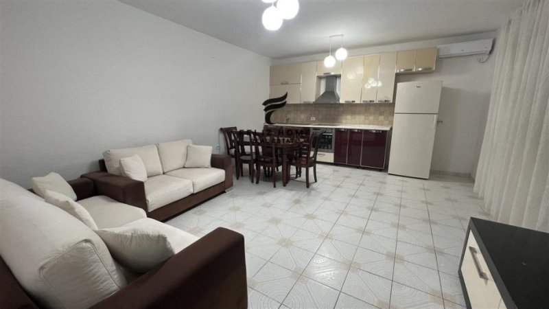 Tirane, jepet me qera apartament 2+1 , 130 m² 500 € (KOMBINAT)