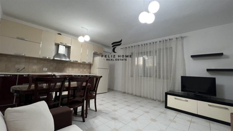 Tirane, jepet me qera apartament 2+1 , 130 m² 500 € (KOMBINAT)