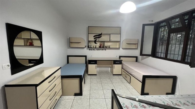 Tirane, jepet me qera apartament 2+1 , 130 m² 500 € (KOMBINAT)