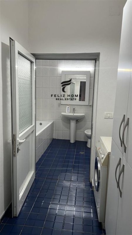 Tirane, jepet me qera apartament 2+1 , 130 m² 500 € (KOMBINAT)