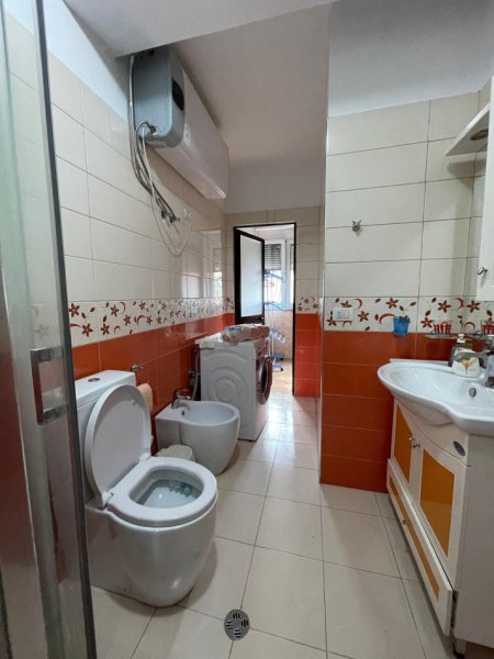 Tirane, shitet apartament 3+1 Kati 3, 124 m² 299.000 € (Rruga Him Kolli, prane rruges se Kavajes)