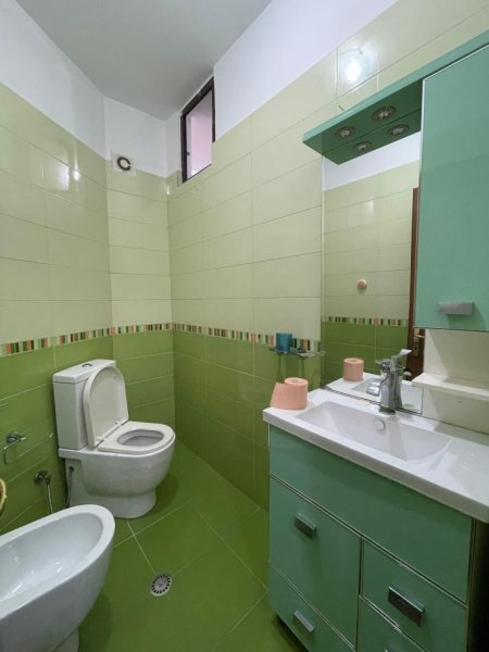 Tirane, shitet apartament 3+1 Kati 3, 124 m² 299.000 € (Rruga Him Kolli, prane rruges se Kavajes)