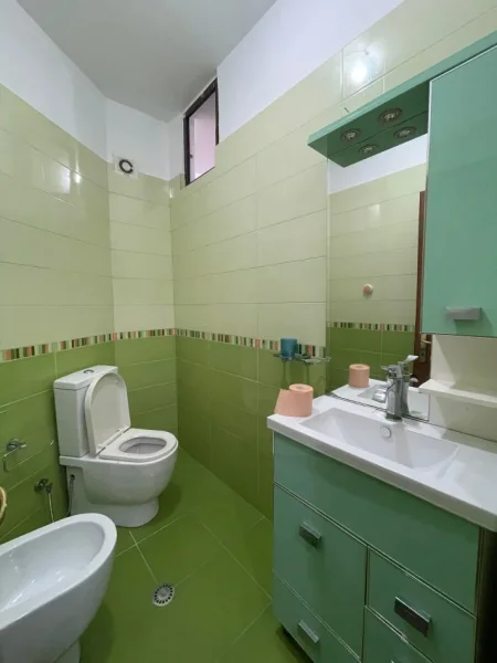 Tirane, shitet apartament 3+1 Kati 3, 124 m² 299.000 € (Rruga Him Kolli, prane rruges se Kavajes)