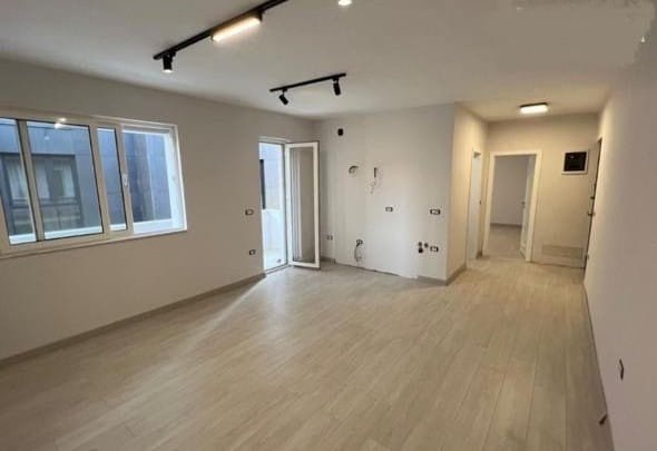 Tirane, jepet me qera zyre Kati 4, 50 m² 700 € (rruga elbasanit)