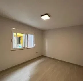 Tirane, jepet me qera zyre Kati 4, 50 m² 700 € (rruga elbasanit)