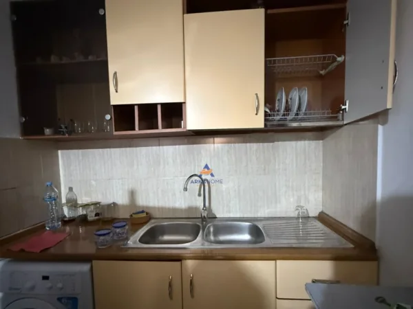 Tirane, jepet me qera apartament 1+1 Kati 5, 40 m² 450 € (PRANE KESHIT,VASIL SHANTO)