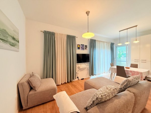 Tirane, jepet me qera apartament 2+1+Ballkon Kati 2, 80 m² (Liqeni i Thatë)