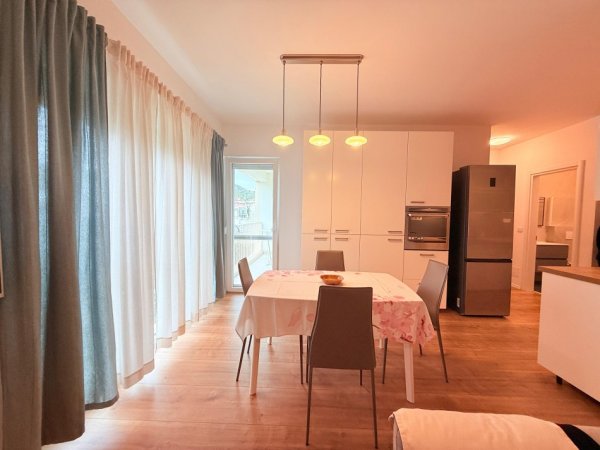 Tirane, jepet me qera apartament 2+1+Ballkon Kati 2, 80 m² (Liqeni i Thatë)