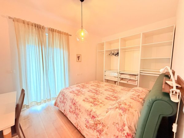 Tirane, jepet me qera apartament 2+1+Ballkon Kati 2, 80 m² (Liqeni i Thatë)