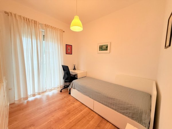 Tirane, jepet me qera apartament 2+1+Ballkon Kati 2, 80 m² (Liqeni i Thatë)