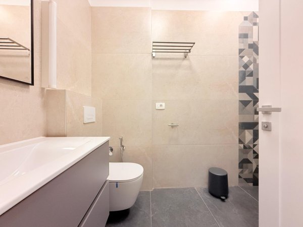 Tirane, jepet me qera apartament 2+1+Ballkon Kati 2, 80 m² (Liqeni i Thatë)