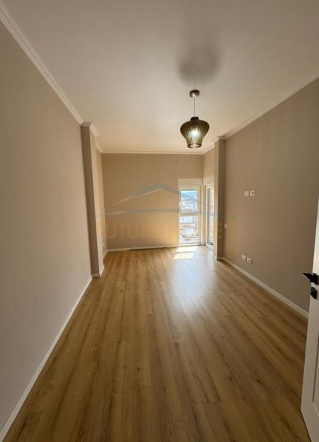 Tirane, shitet apartament 2+1+Ballkon Kati 7, 91 m² 215.000 € (Rruga Zihni Sako)