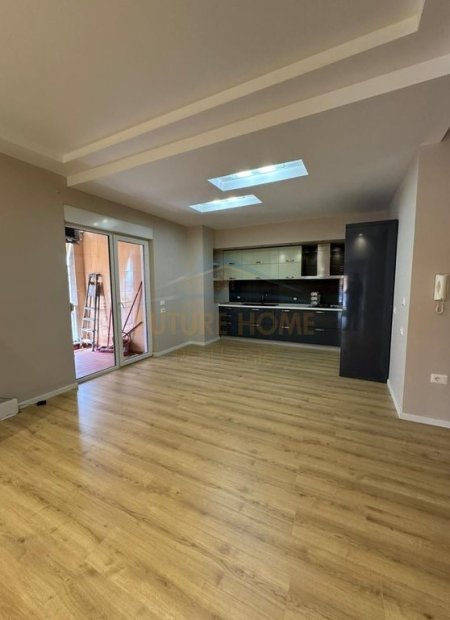 Tirane, shitet apartament 2+1+Ballkon Kati 7, 91 m² 215.000 € (Rruga Zihni Sako)