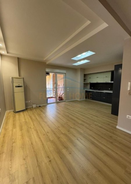 Tirane, shitet apartament 2+1+Ballkon Kati 7, 91 m² 215.000 € (Rruga Zihni Sako)