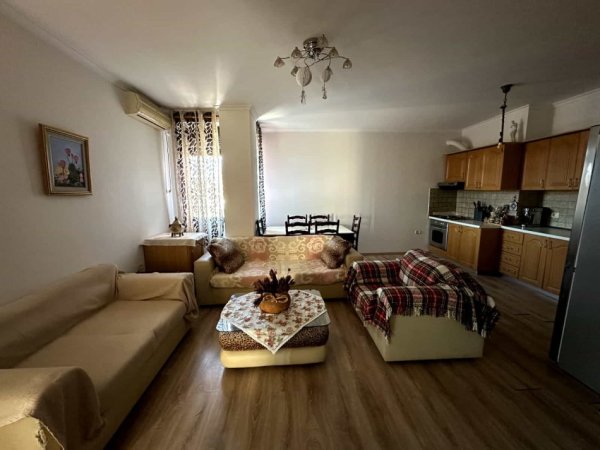 Tirane, jepet me qera apartament 2+1 Kati 3, 86 m² 500€ (porcelan)