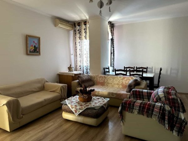 Tirane, jepet me qera apartament 2+1 Kati 3, 86 m² 500€ (porcelan)