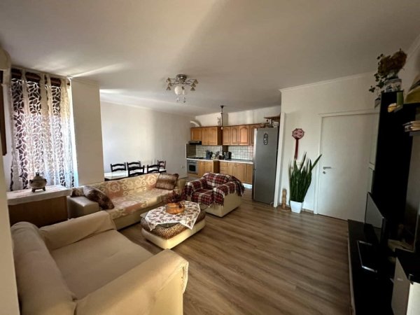 Tirane, jepet me qera apartament 2+1 Kati 3, 86 m² 500€ (porcelan)