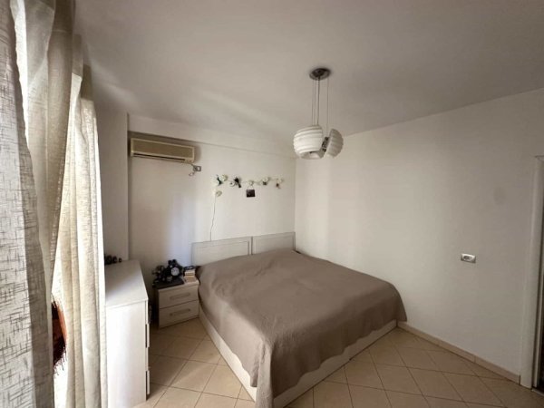 Tirane, jepet me qera apartament 2+1 Kati 3, 86 m² 500€ (porcelan)