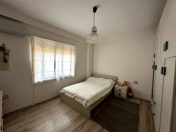 Tirane, jepet me qera apartament 2+1 Kati 3, 86 m² 500€ (porcelan)